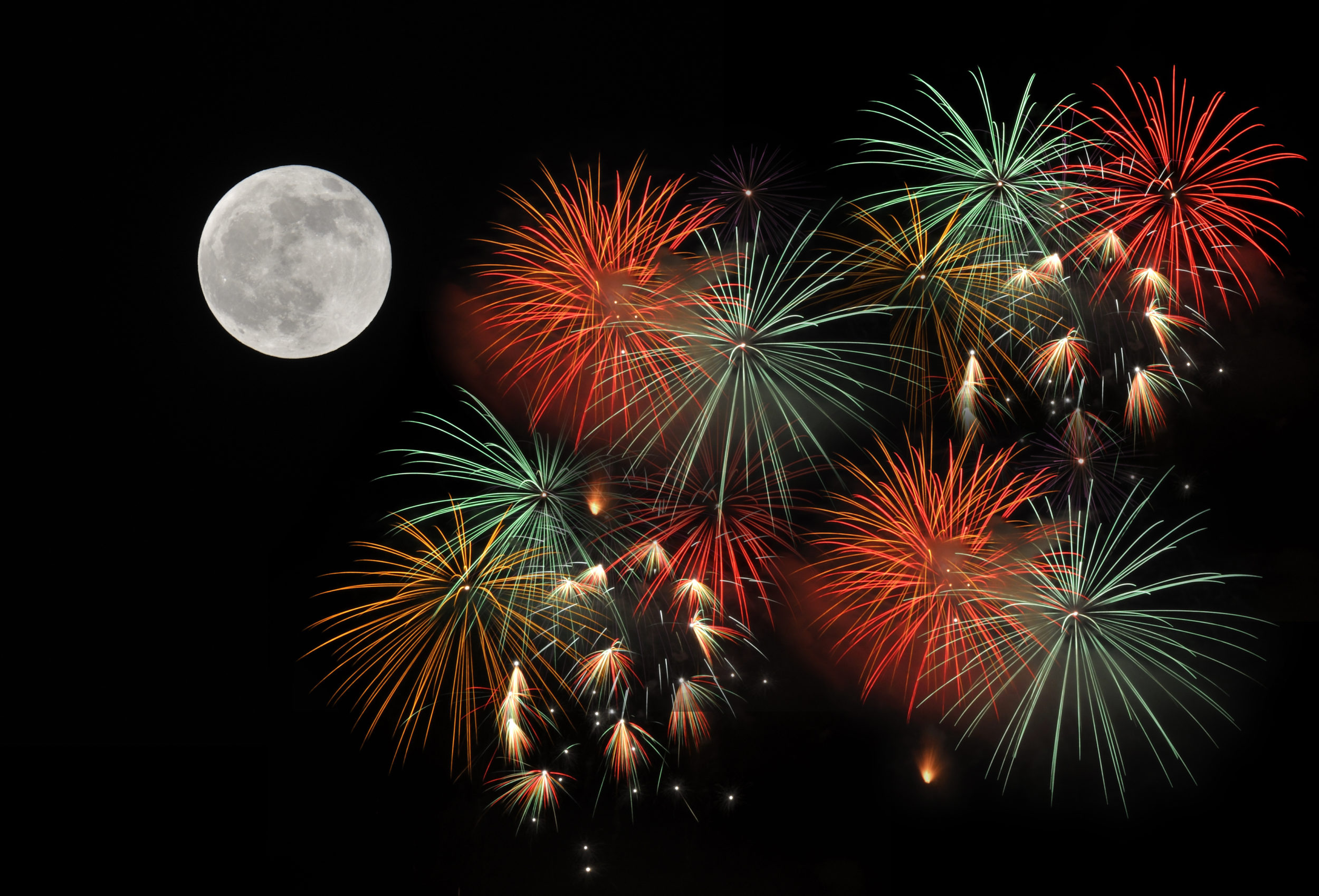 Fuegos de artificio y luna llena.